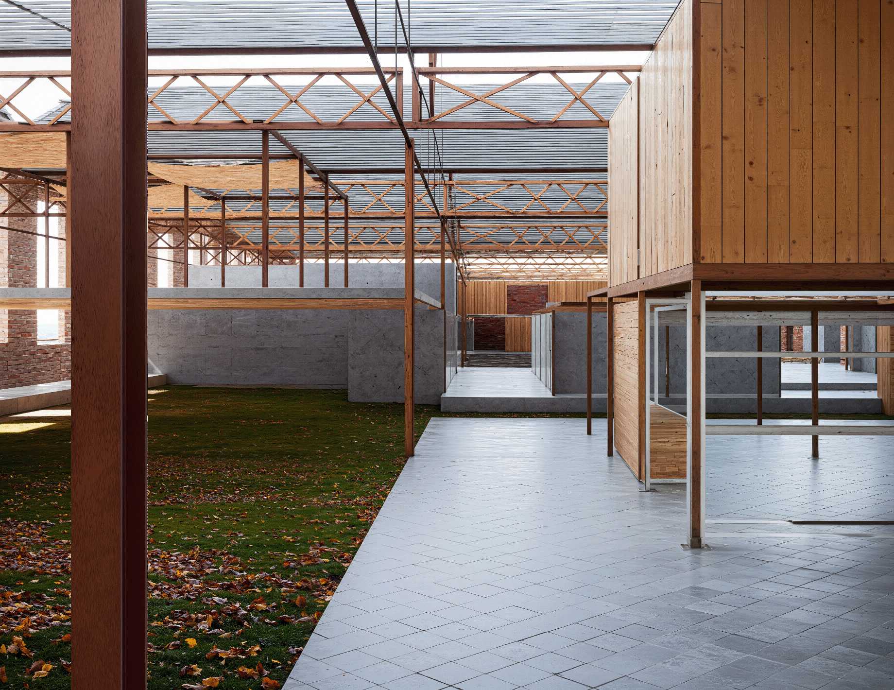 The Fun Palace will never become either overcrowded or desolate, since the people here possess an endless enthusiasm for joy and creation.